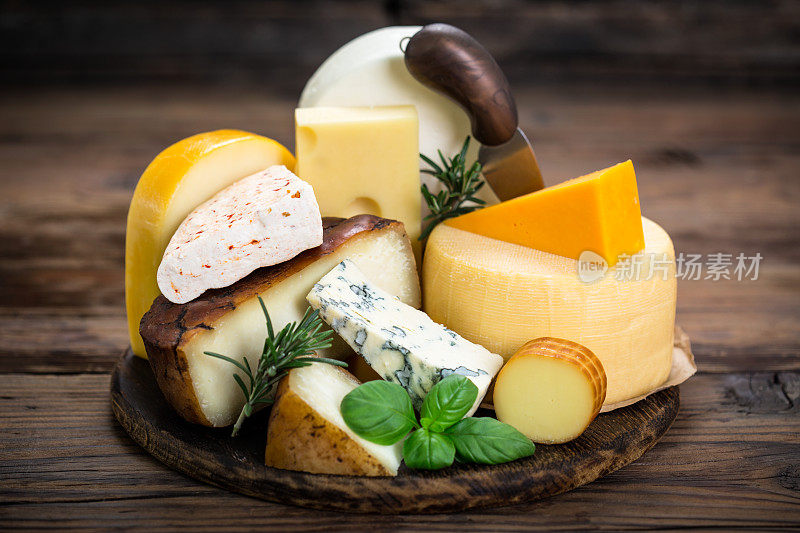 木桌上放着各种各样的奶酪