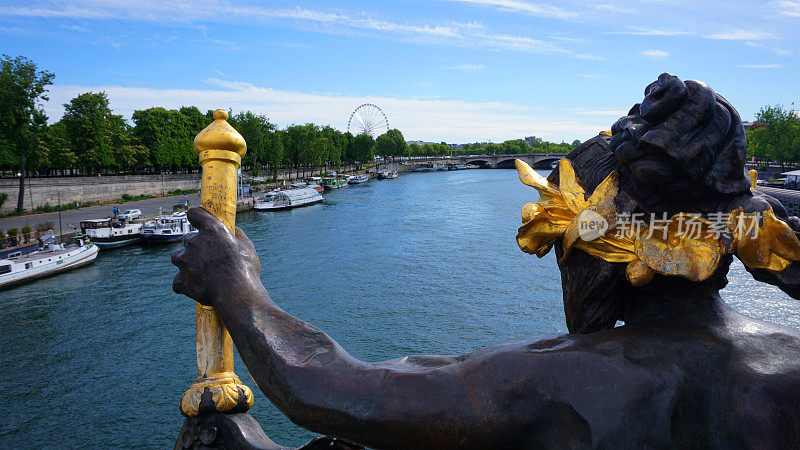 在一个春天的早晨，法国塞纳河，巴黎最美丽的标志性亚历山大三世桥上的涅瓦浮雕的仙女的照片