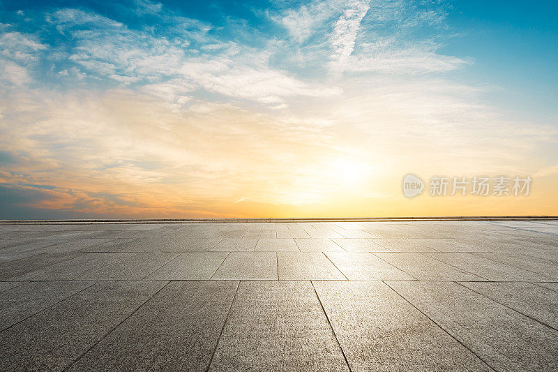 广场地板和日落时的天空