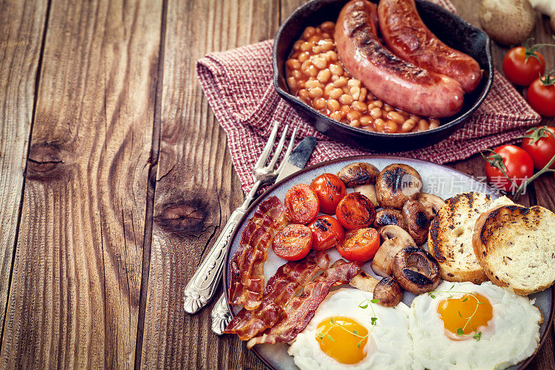 英式早餐有鸡蛋、西红柿、蘑菇、培根、豆类……