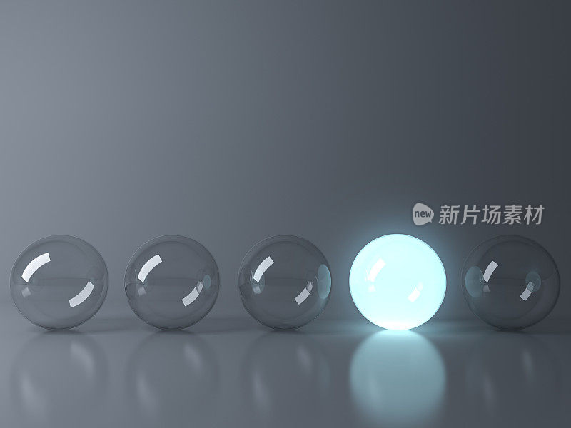 一个蓝色发光的光球从深灰色的玻璃球中脱颖而出，带有反射和阴影，个性和不同的创意概念的3D渲染