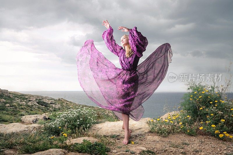 穿着紫色裙子跳舞的女人