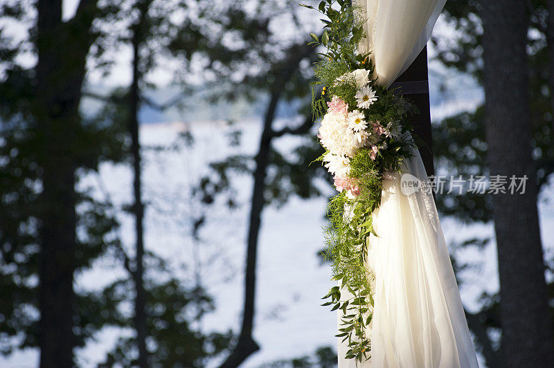 白色帷幔与花附加的婚礼