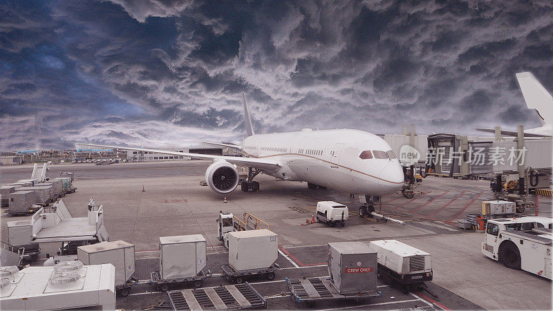 飞机在暴风雨天气中等待航班