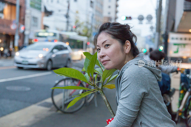 女人带着植物