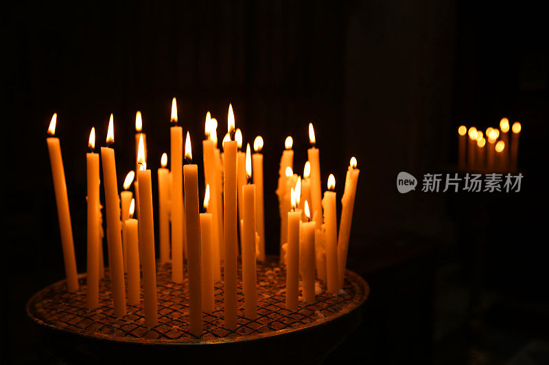 黑暗的教堂里燃烧着许多蜡烛