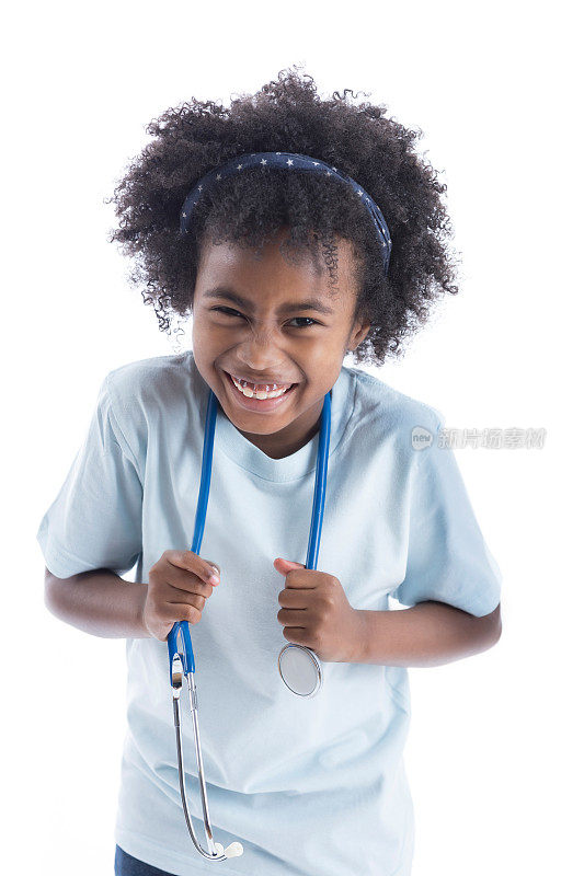 一个年轻女孩假扮医生的画像