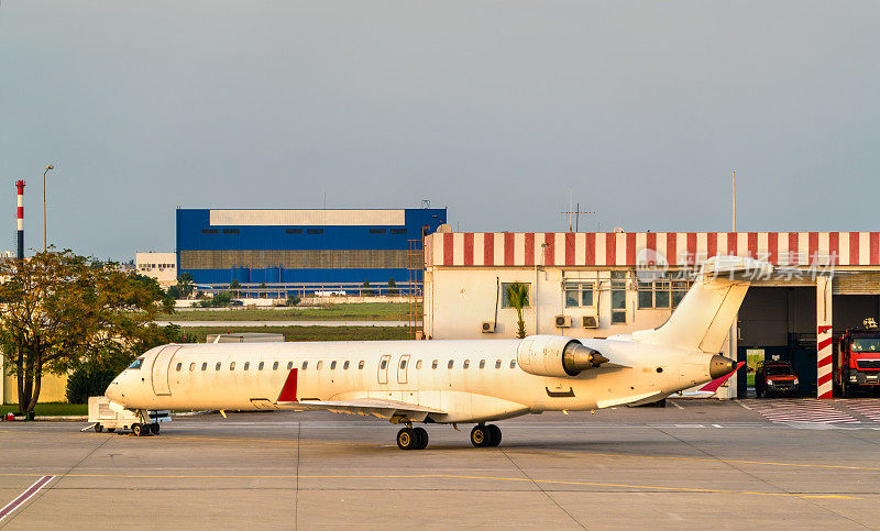 一架飞机在突尼斯突尼斯附近的迦太基国际机场