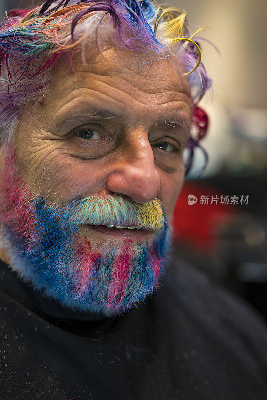 老人的肖像与彩虹色的听到和胡子微笑
