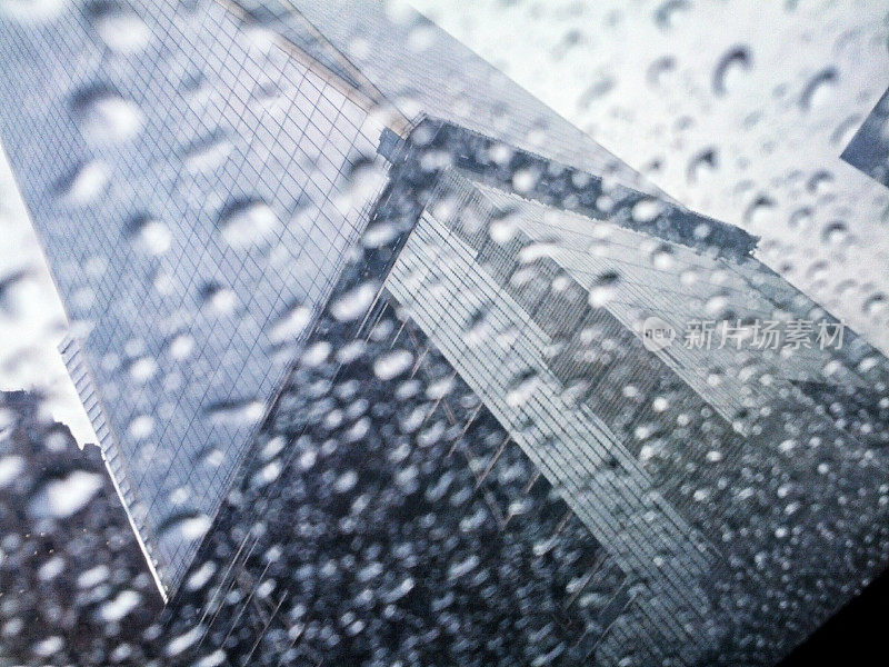 世贸中心的一个摩天大楼基地正在建设中，雨滴溅在汽车天窗上