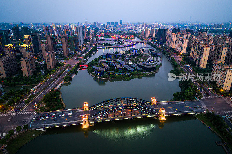 悉尼海港大桥的剪影在悉尼-在傍晚日落后-黄昏的天空场景桥是世界上最宽的大跨度桥，澳大利亚