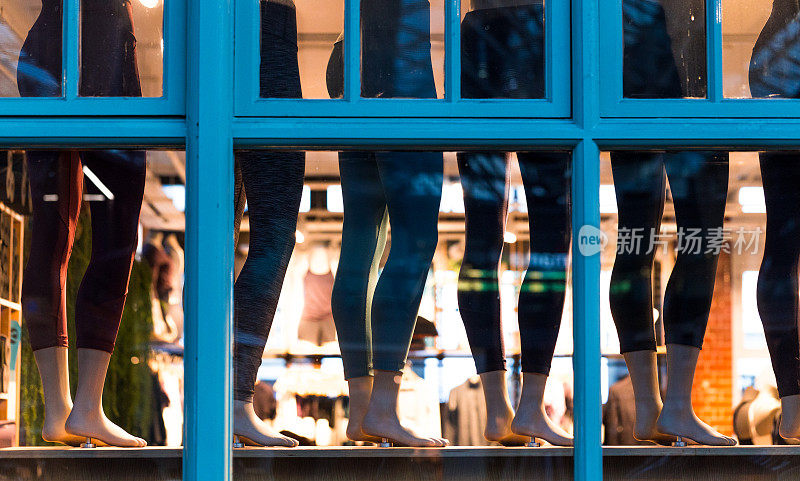 商店橱窗里一排塑料假人腿的特写