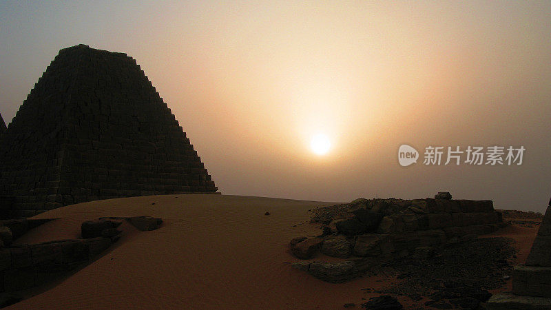 苏丹沙漠中的梅罗金字塔日落景观，