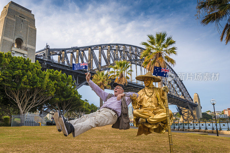 在澳大利亚悉尼海港大桥附近，与世界上最伟大的悬浮艺术家之一自拍