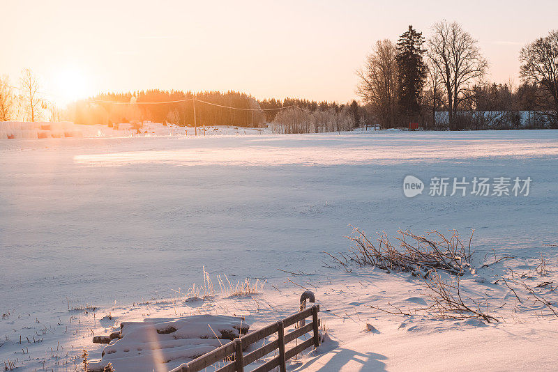 冬日雪景日落时分的田园雪景