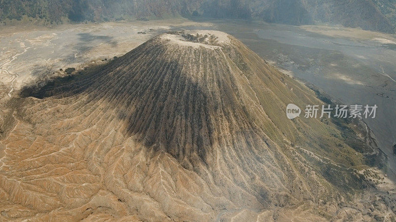 有火山口的火山。Jawa、印度尼西亚