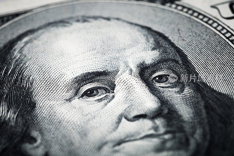 本杰明富兰克林的肖像特写镜头从一百美元钞票