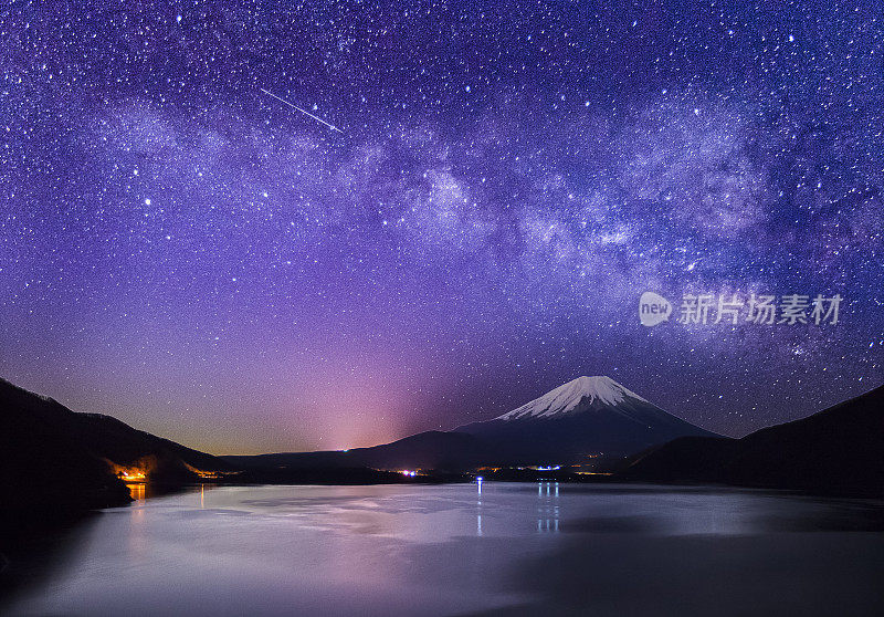 富士山和银河在冬季的元津湖