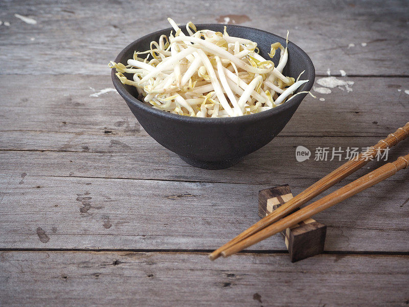 用筷子夹豆芽