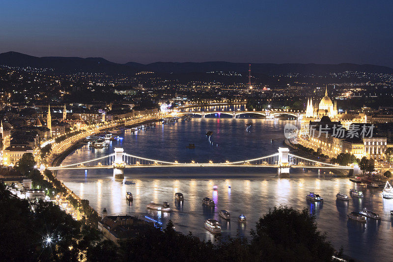 多瑙河在布达佩斯的夜晚