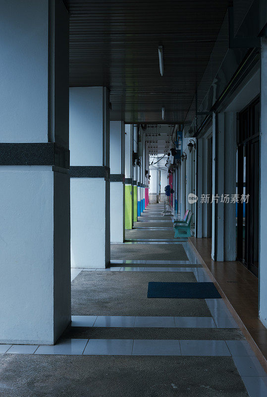 泰国董里公共建筑的透视走廊外观