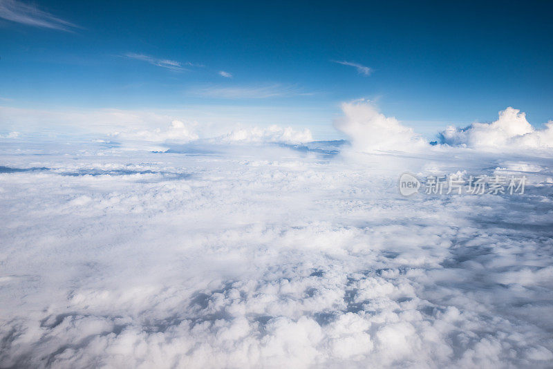 飞机窗外的云和蓝天