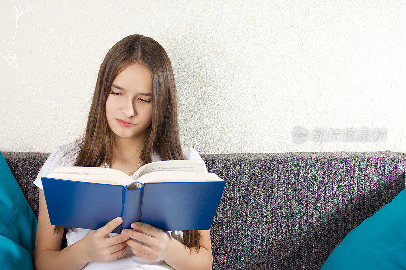小女孩在家里看书