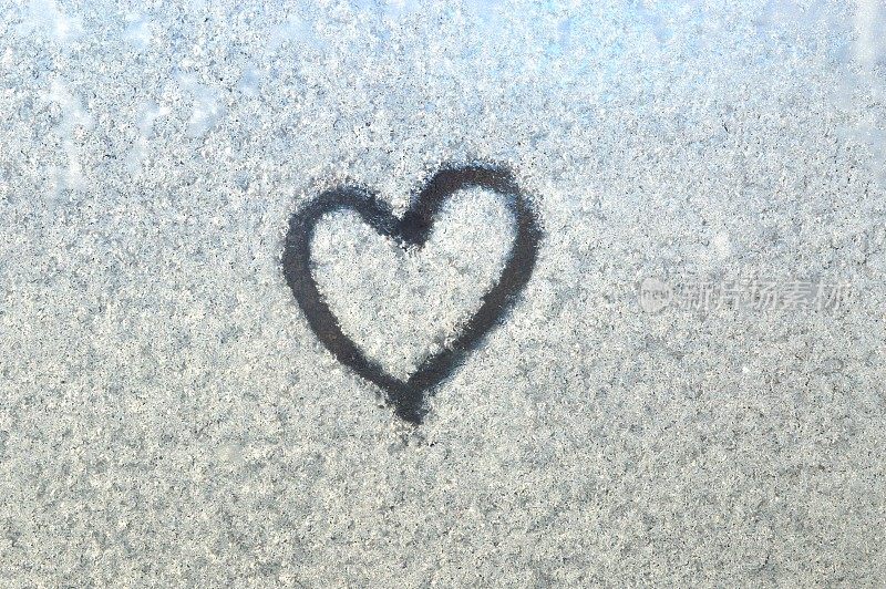 画在结霜的窗户上的心。
