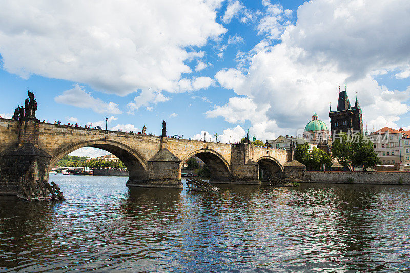 布拉格伏尔塔瓦河上的查尔斯桥和布拉格城堡