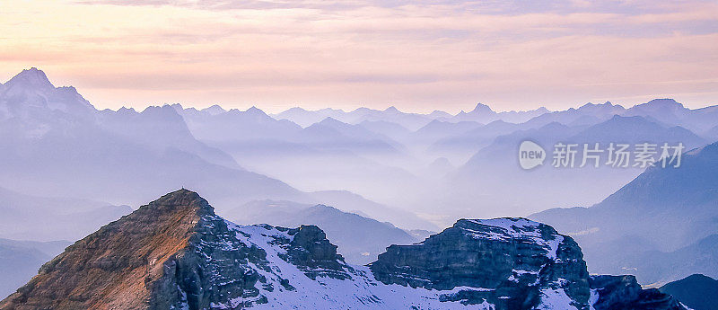 在Mittenwald的Soiernspitze山顶俯瞰wetersteingebirge和Karwendelgebirge，德国巴伐利亚州