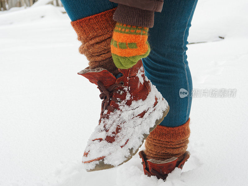 在深雪中调整靴子