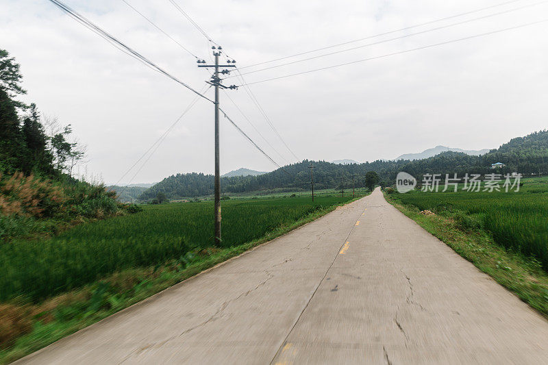 阳光灿烂的日子里的混凝土乡村公路