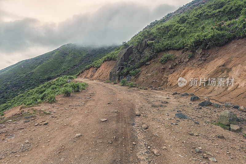 泥石路在薄雾下运动模糊在山中