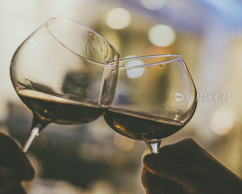 在圣多明各，一对成熟的夫妇为好消息欢呼，每人一杯红酒。