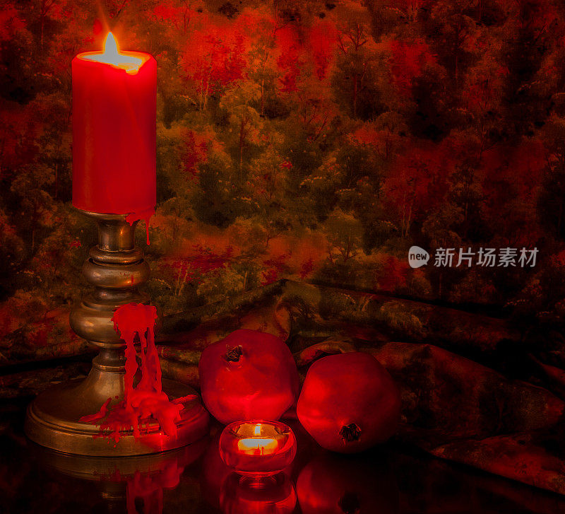 白蜡烛台上的红烛与秋天的装饰相辉映。(P)