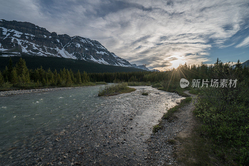 日落时分的河流和加拿大落基山脉