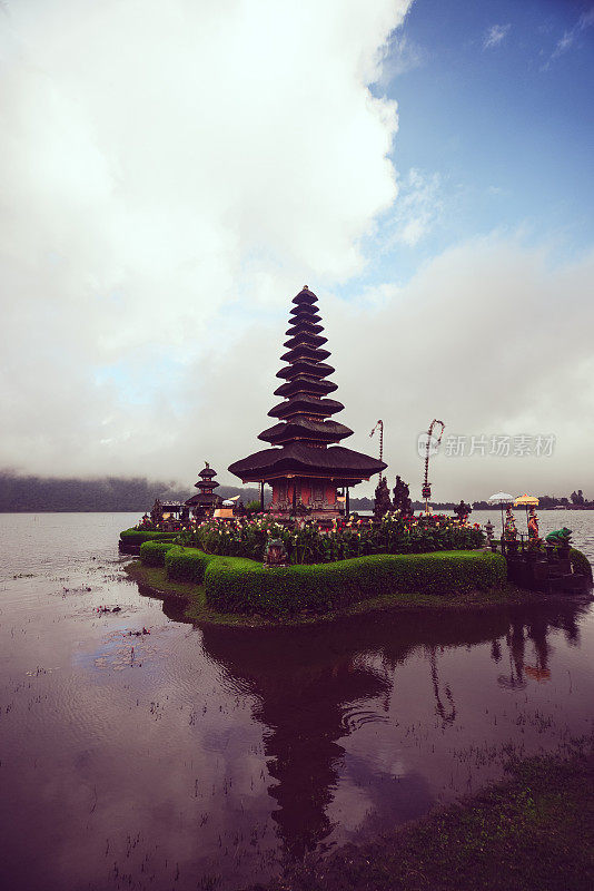 普拉乌伦达努神庙位于印度尼西亚巴厘岛