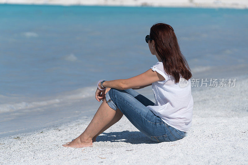 美丽的年轻女子享受着海滩