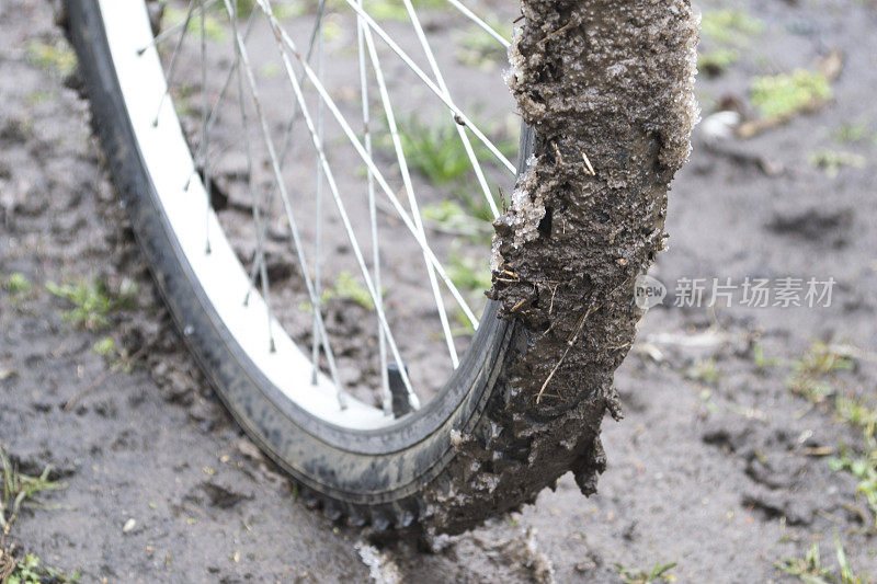 泥里的一个自行车轮子。