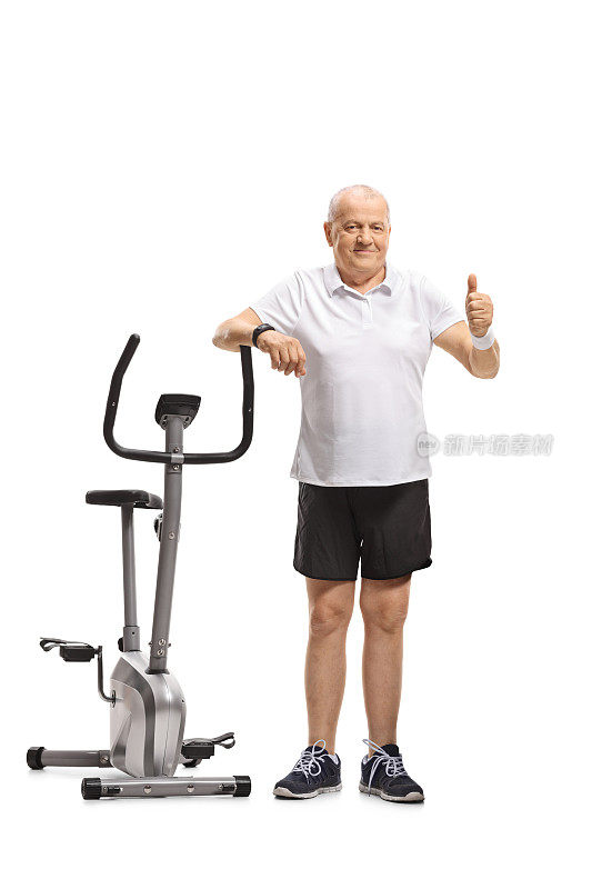 老年人靠在健身自行车上，做一个大拇指向上的手势