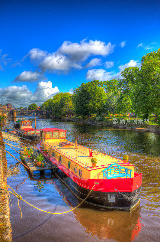英国约克河乌斯河上五颜六色的驳船
