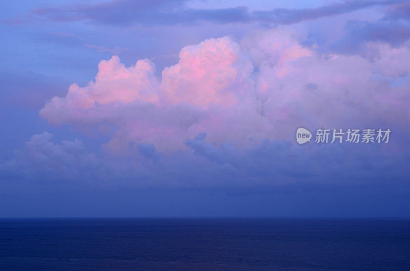 日出时大西洋上空的雷雨