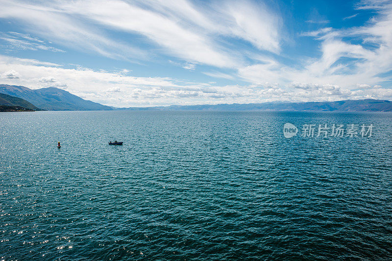 湖景优美，有渔人小船