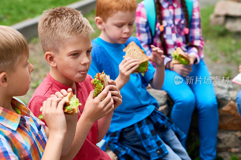 孩子们在班级郊游时吃三明治