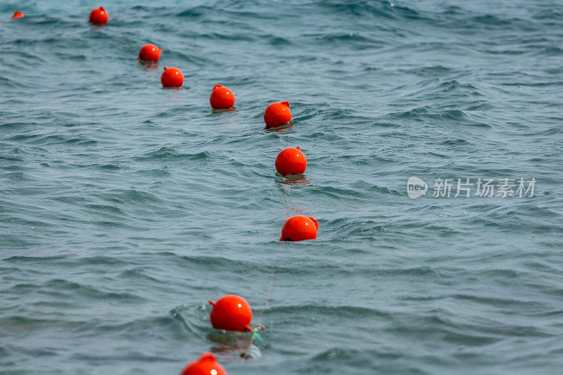 平静水域中的浮标