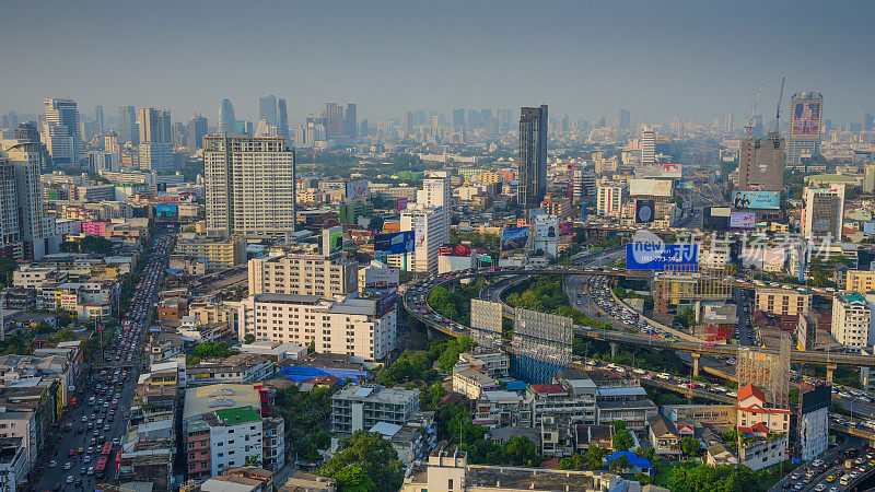 黄昏俯瞰高层建筑的城市商业区全景(泰国曼谷)