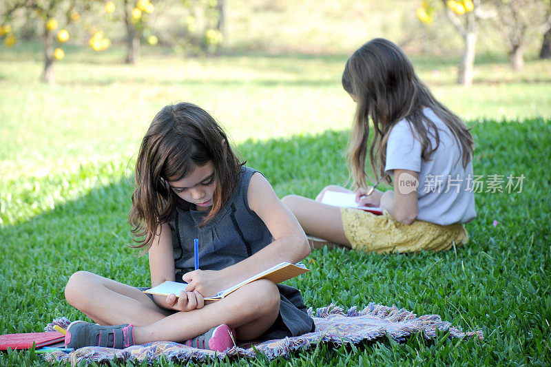 女孩们在户外学习