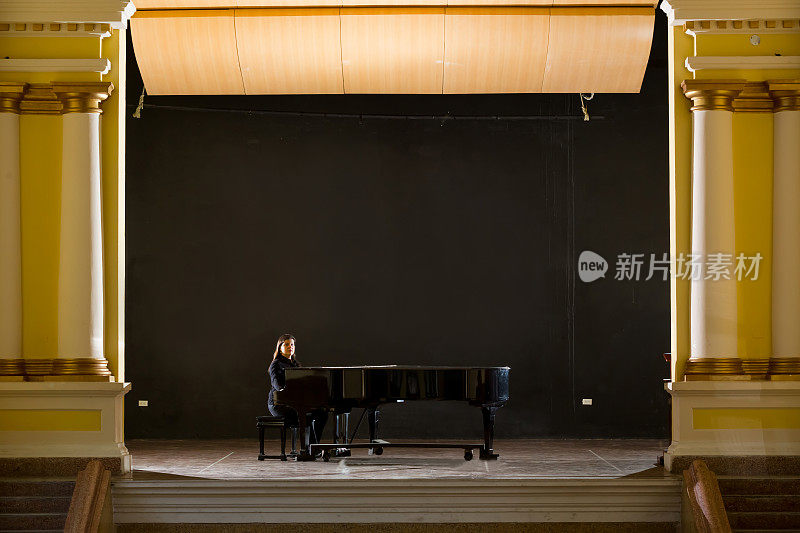 音乐厅舞台上的钢琴家