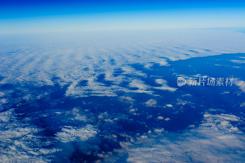 早上飞机窗外的蓝天和白云