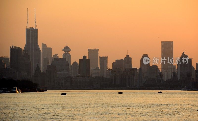 夕阳下的上海浦西天际线，上海，中国